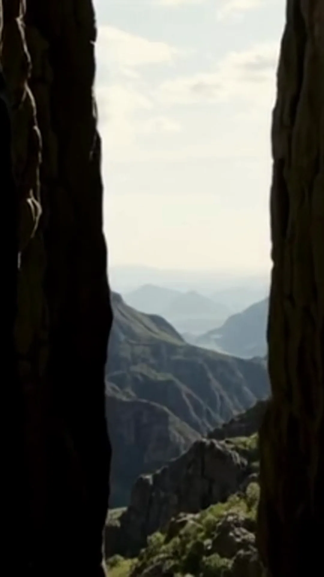 Vista de um vale se abrindo entre dois paredões de rocha