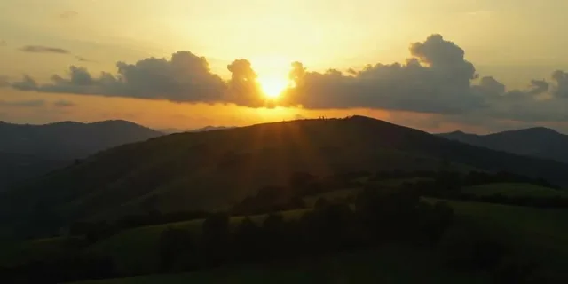 Provérbios 24:16 — O Justo Cai Sete Vezes e Se Levanta - Imagem 1